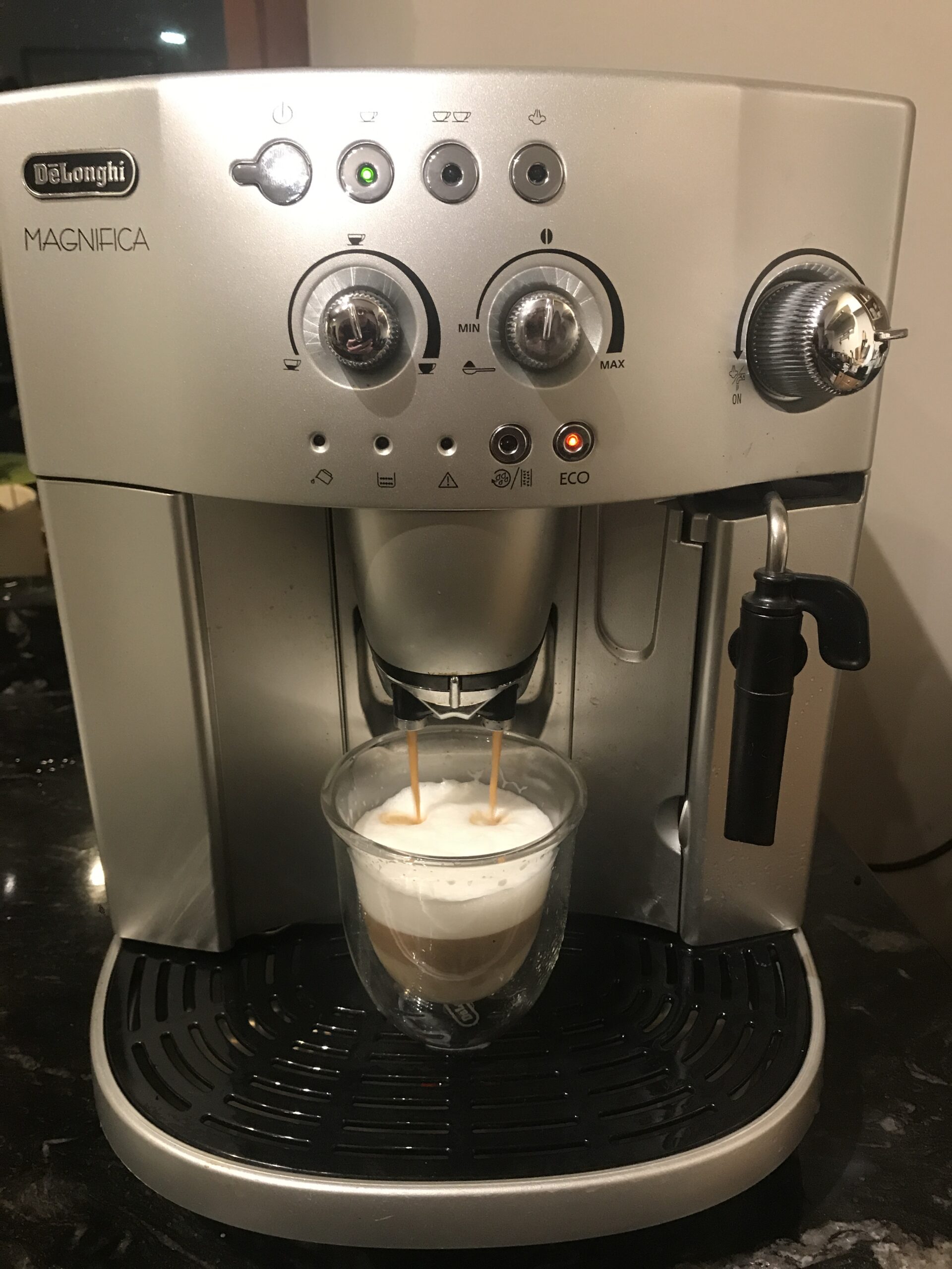 DeLonghi Magnifica Bean to Cup Espresso Cappuccino Machine ESAM4200